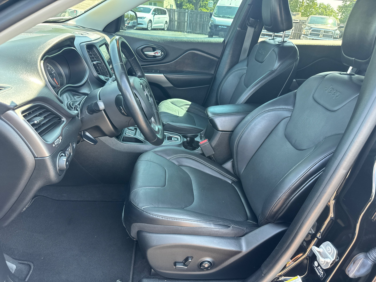 Used 2021 Jeep Cherokee Latitude Lux w/ Comfort/Convenience Group FWD image 9