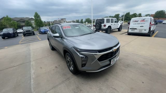 Used 2025 Chevrolet Trax LT w/ LT Convenience Package FWD image 4