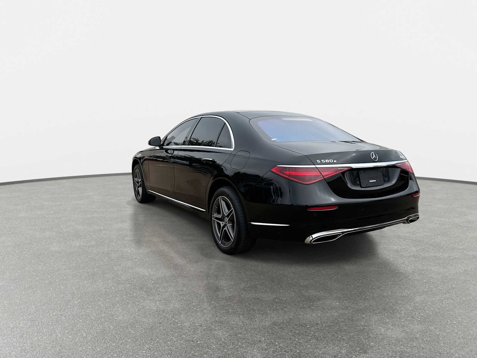 Used 2024 Mercedes-Benz S 580e 4MATIC Sedan image 4