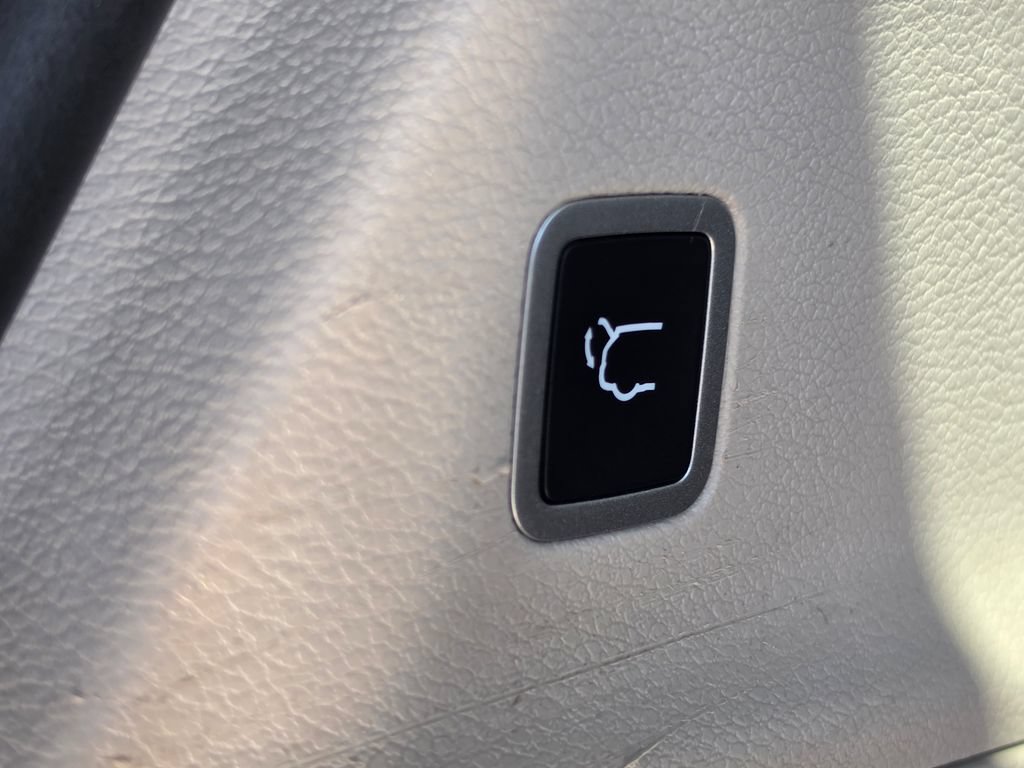 Used 2023 Chrysler Pacifica Touring-L FWD image 16