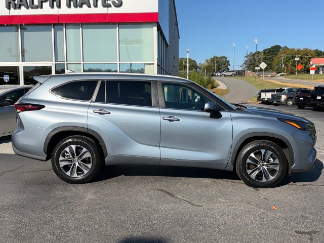Used 2024 Toyota Highlander XLE FWD image 2
