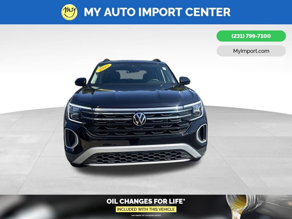 Used 2025 Volkswagen Atlas Peak Edition SE AWD/4WD image 2