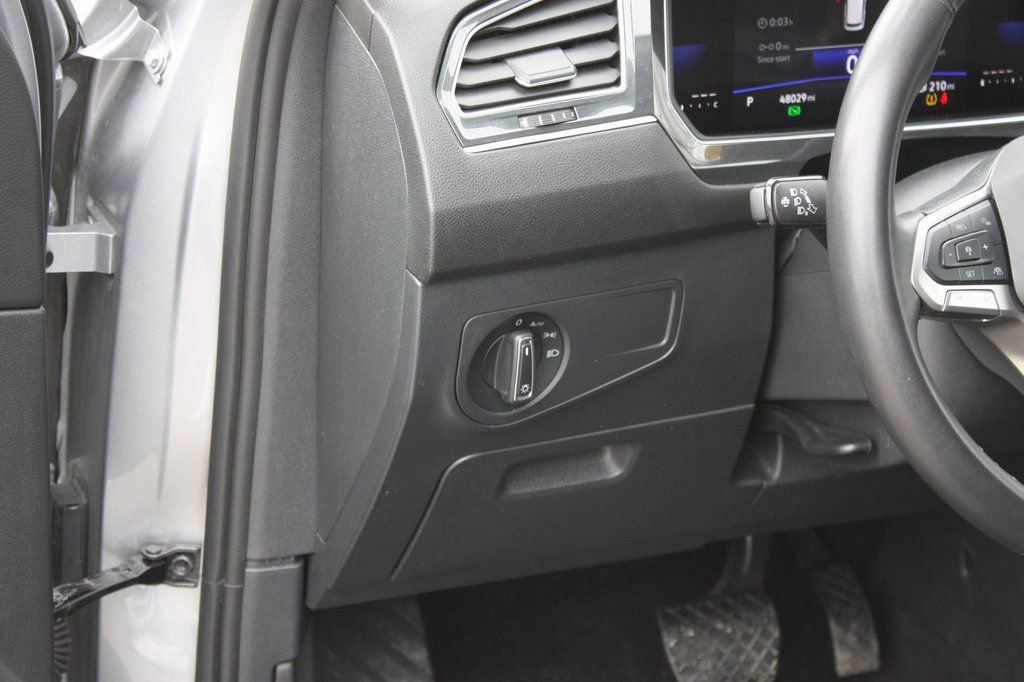 Used 2024 Volkswagen Tiguan SE image 12