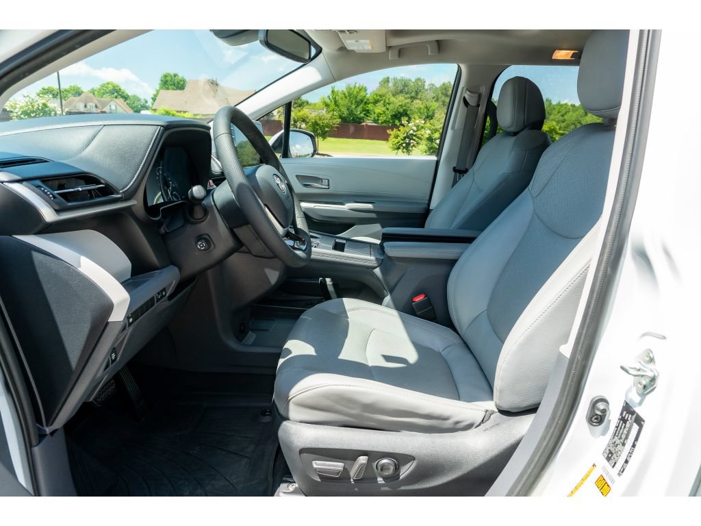 Used 2022 Toyota Sienna Limited FWD image 11