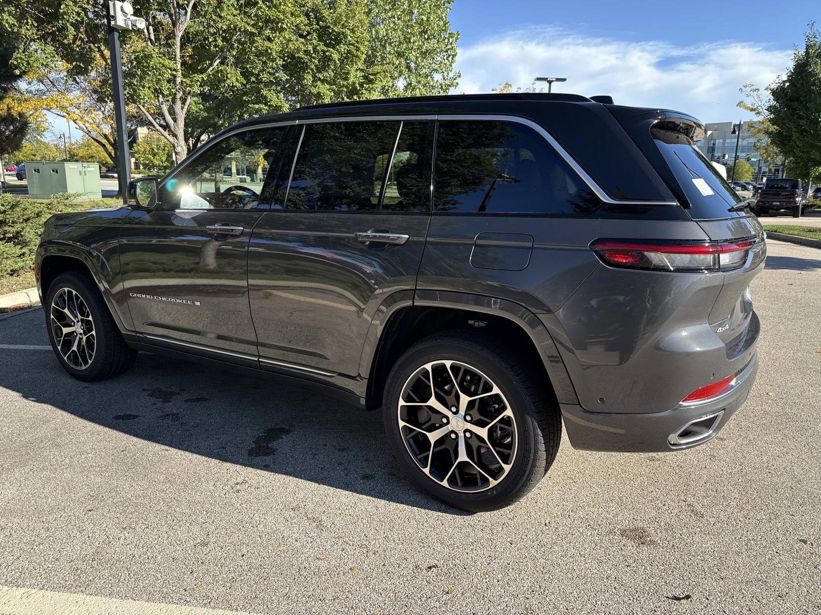 New 2025 Jeep Grand Cherokee Summit image 7