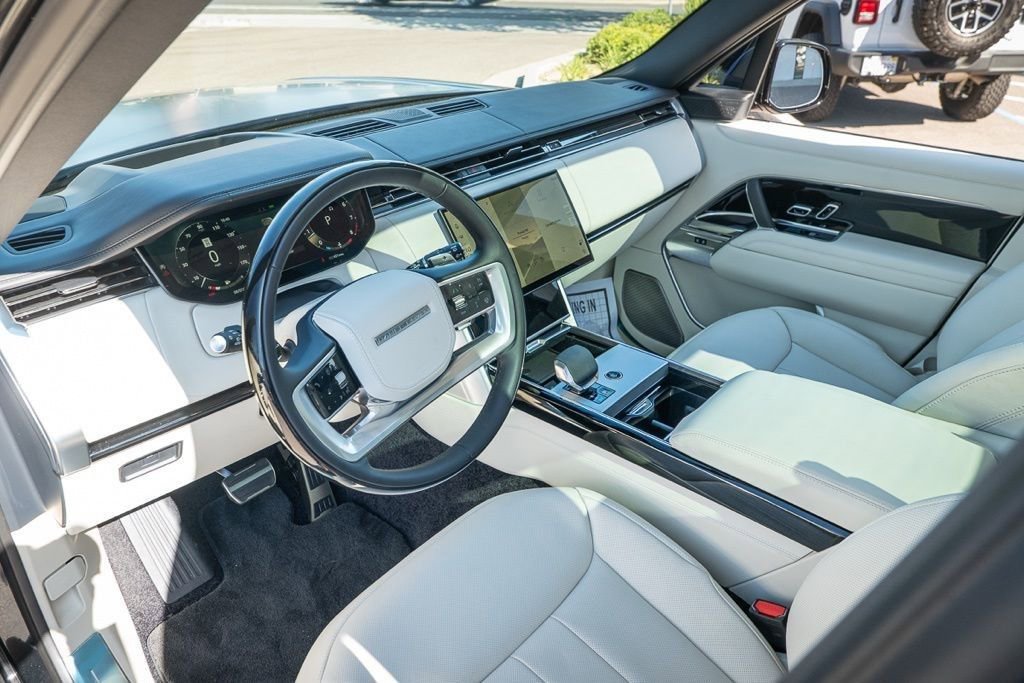 Used 2025 Land Rover Range Rover Long Wheelbase Autobiography image 15