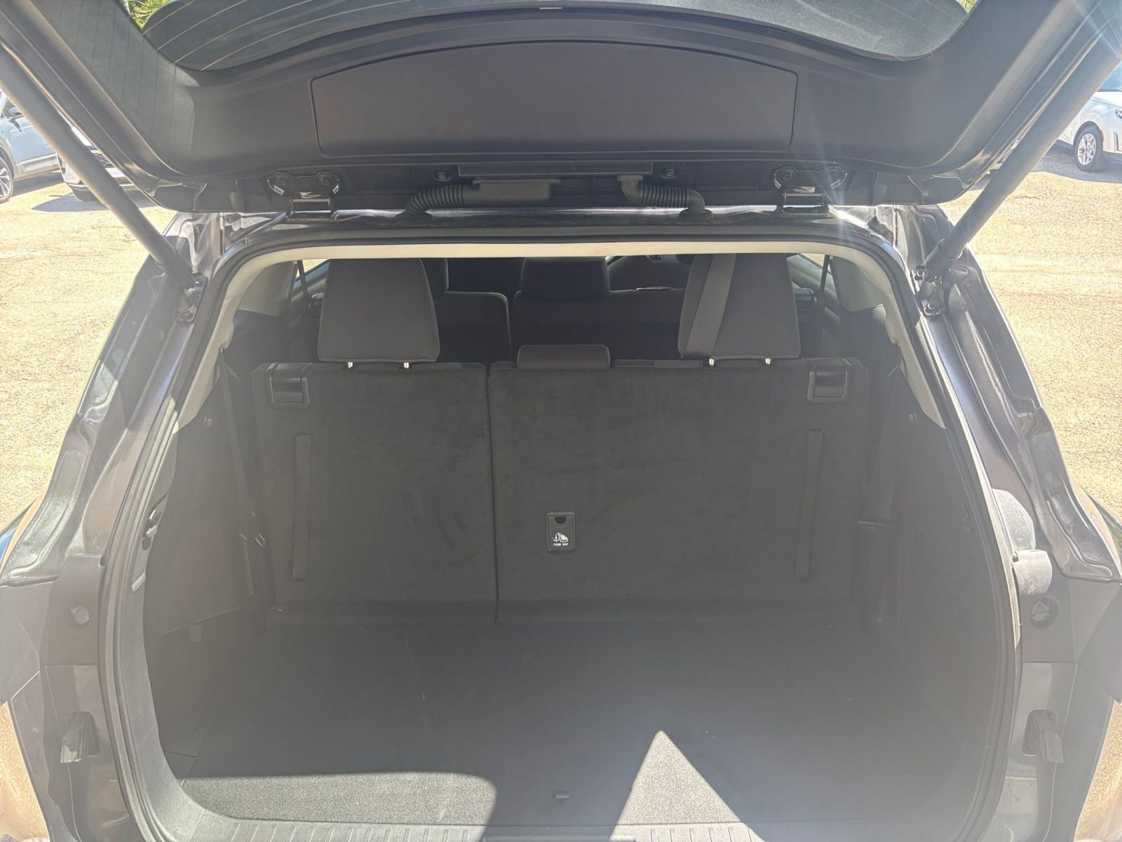 Used 2025 Toyota Highlander LE FWD image 35