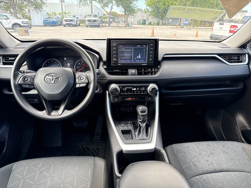 Used 2022 Toyota RAV4 XLE w/ Convenience Package FWD image 5