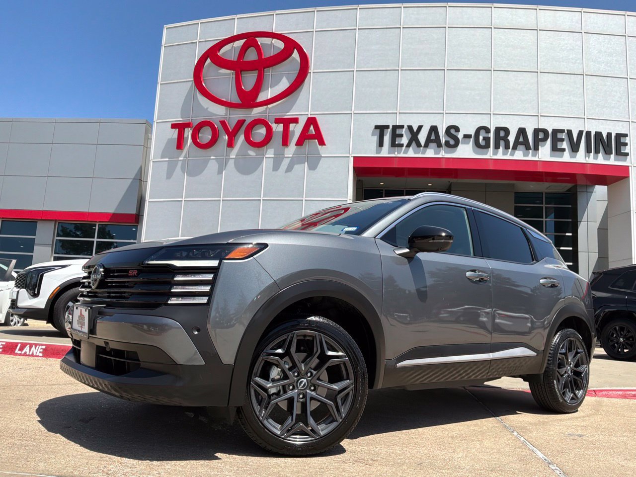 Used 2026 Nissan Kicks SR FWD image 2