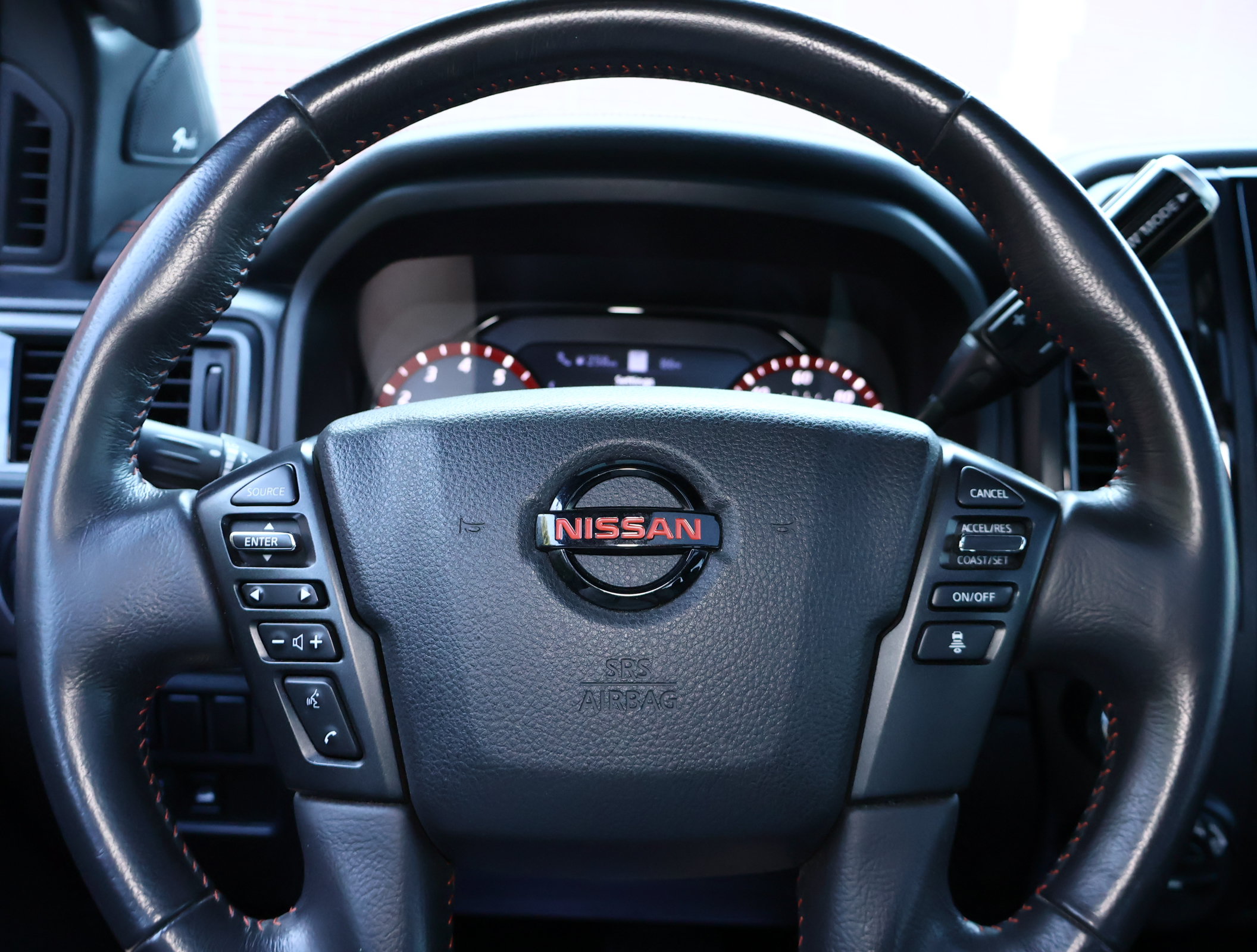 Used 2021 Nissan Titan PRO-4X w/ Pro-4x Convenience Package AWD/4WD image 14