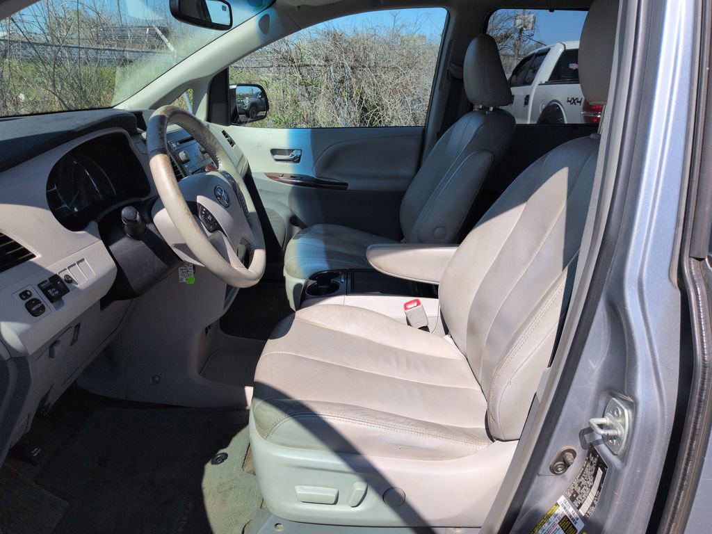 Used 2013 Toyota Sienna XLE image 9