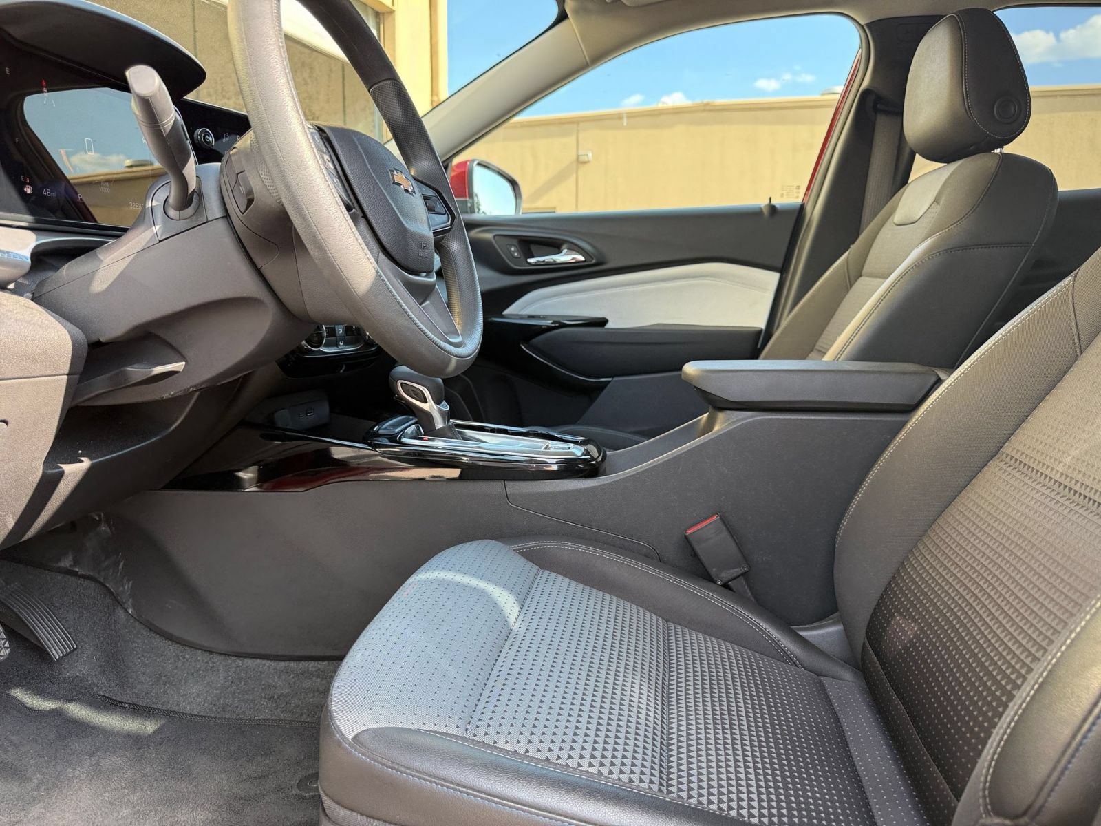 Used 2025 Chevrolet Trax LT FWD image 27