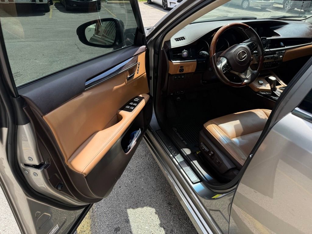 Used 2018 Lexus ES 350 w/ Navigation System Package image 21