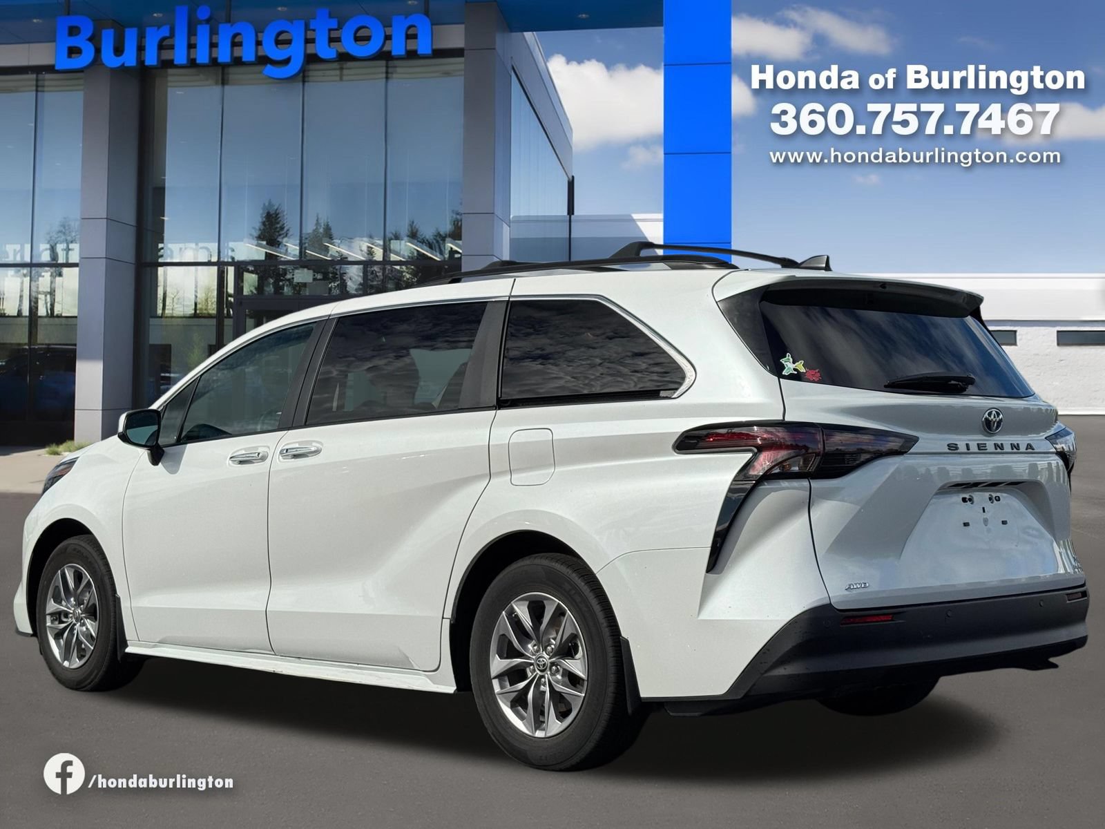 Used 2024 Toyota Sienna XLE w/ XLE Plus Package AWD/4WD image 4