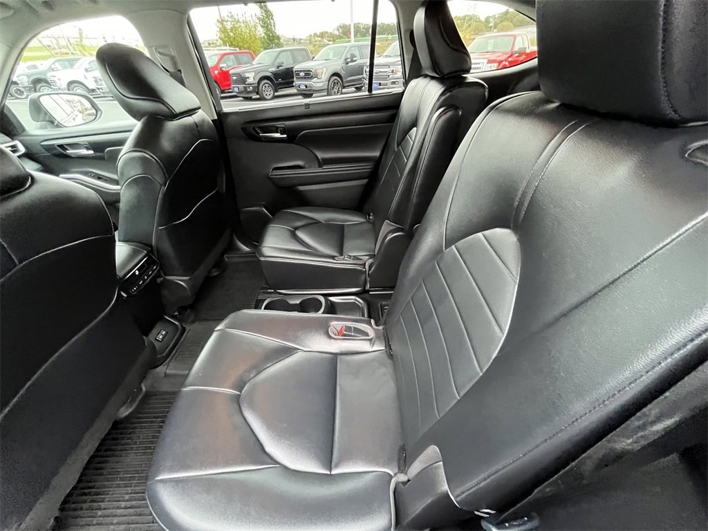 Used 2022 Toyota Highlander XLE image 25