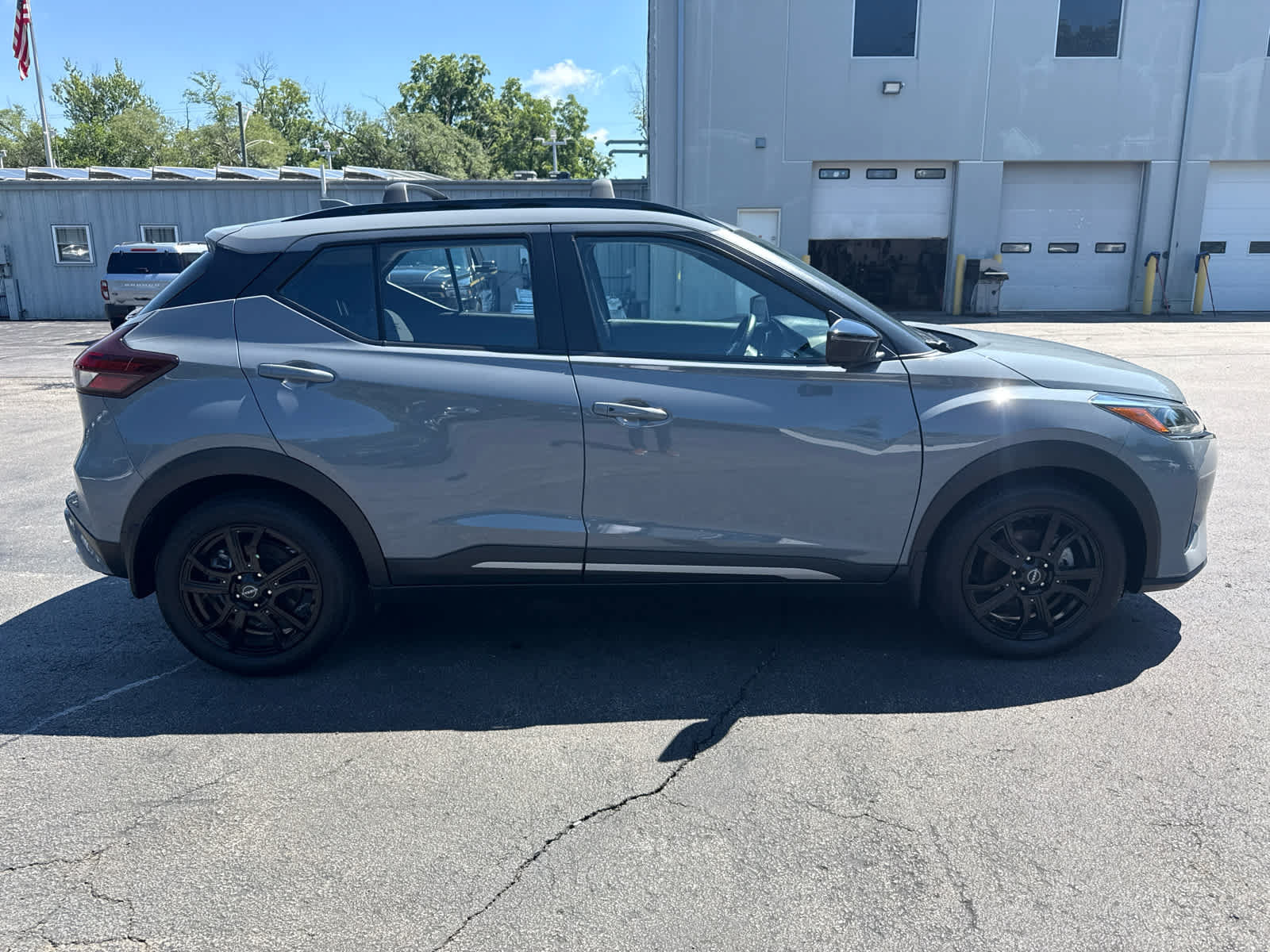 Used 2023 Nissan Kicks SR w/ Interior Electronics Package FWD image 2