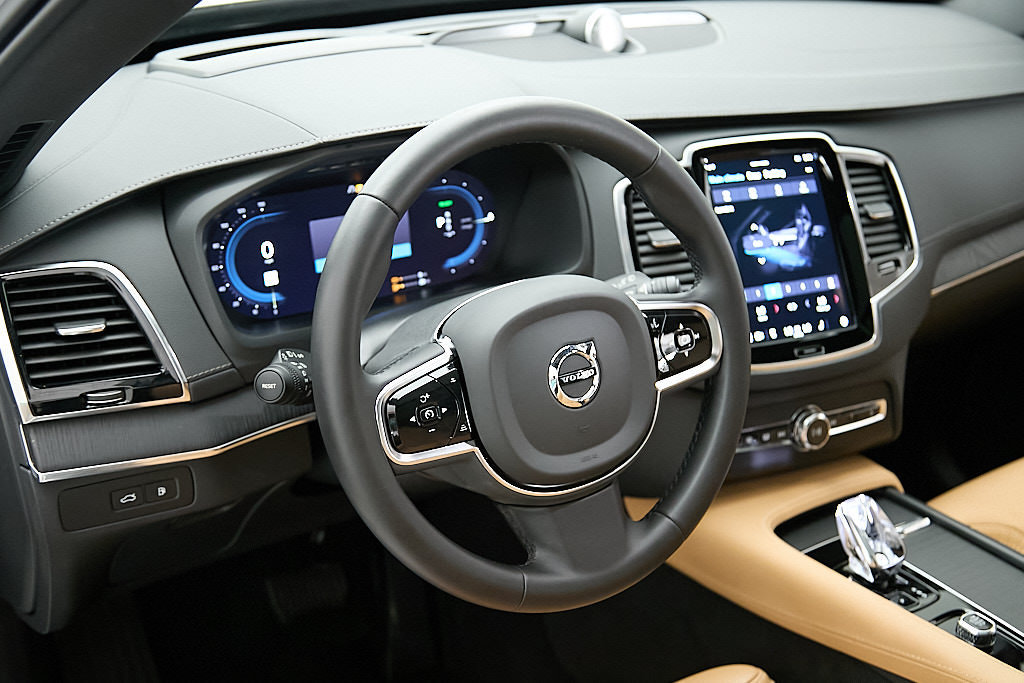 Certified 2024 Volvo XC90 T8 Ultimate w/ Protection Package Premier AWD/4WD image 13