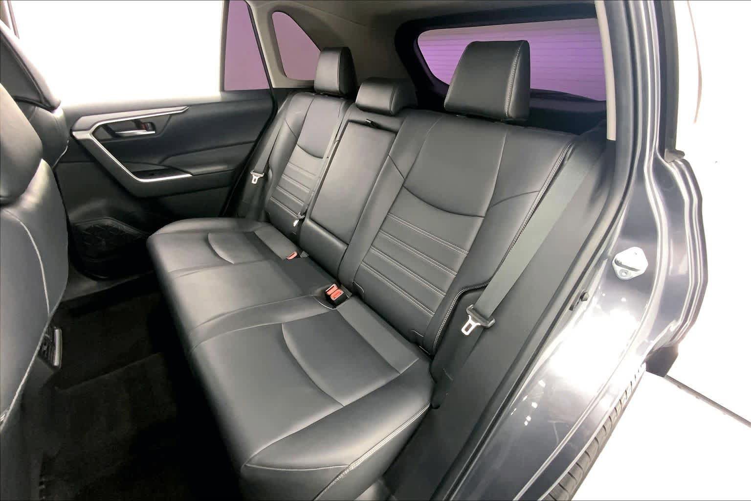 Used 2019 Toyota RAV4 XLE Premium FWD image 17