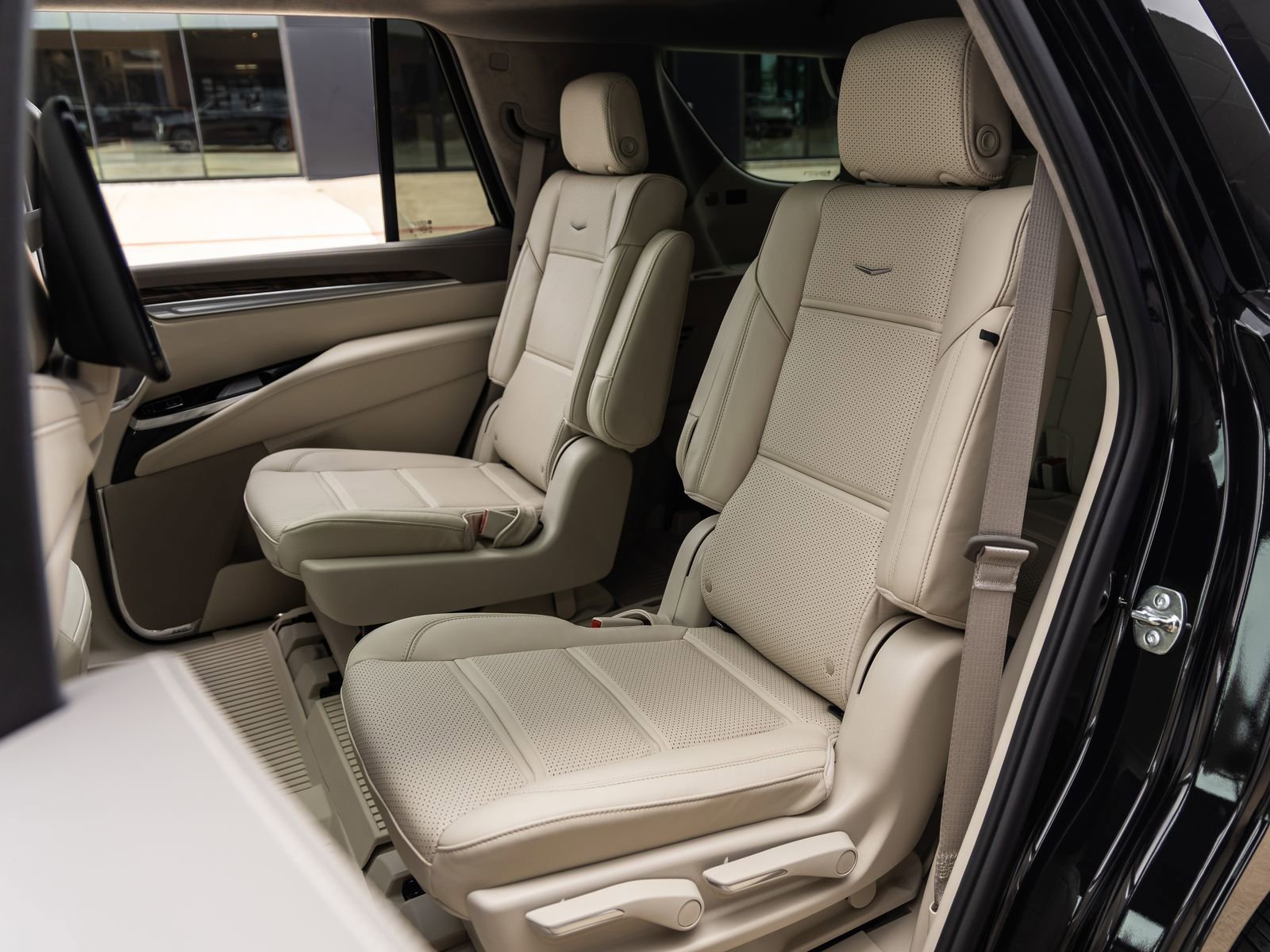 Used 2026 Cadillac Escalade Platinum Sport w/ LPO, Floor Liner Package AWD/4WD image 36