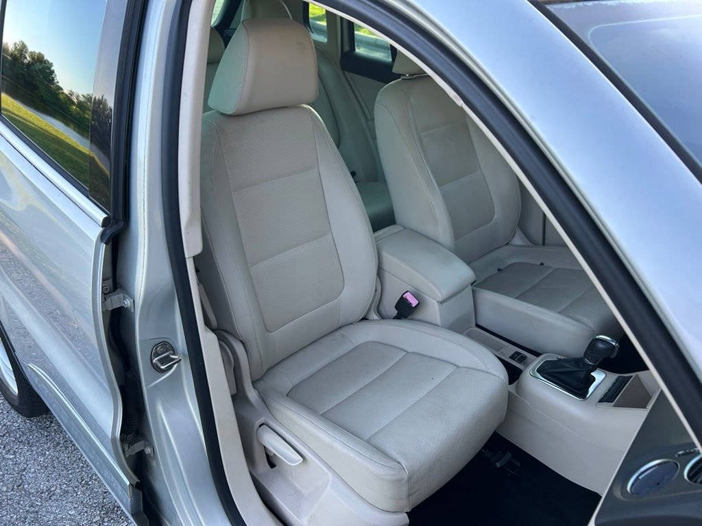 Used 2012 Volkswagen Tiguan SE FWD image 16