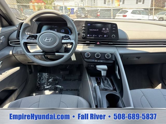 Used 2024 Hyundai Elantra SE FWD image 11
