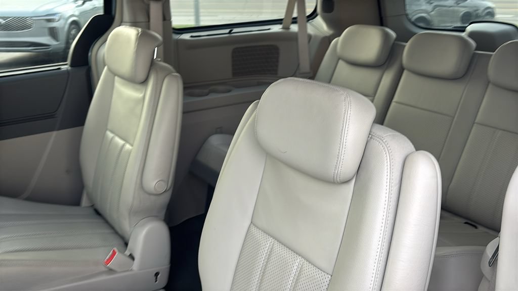 Used 2009 Chrysler Town & Country Touring FWD image 13