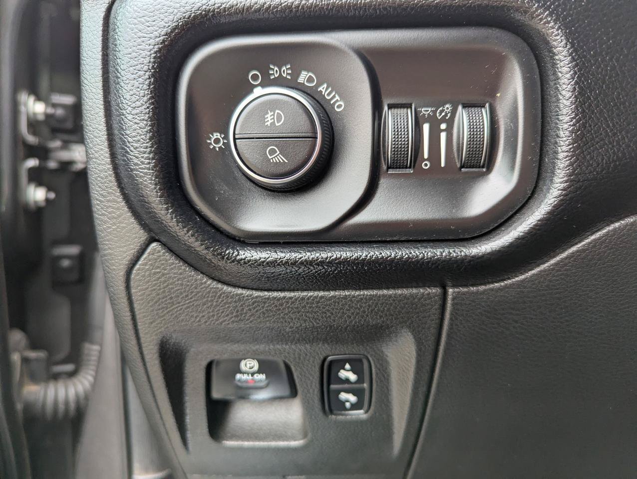 Used 2019 RAM 1500 Laramie AWD/4WD image 17