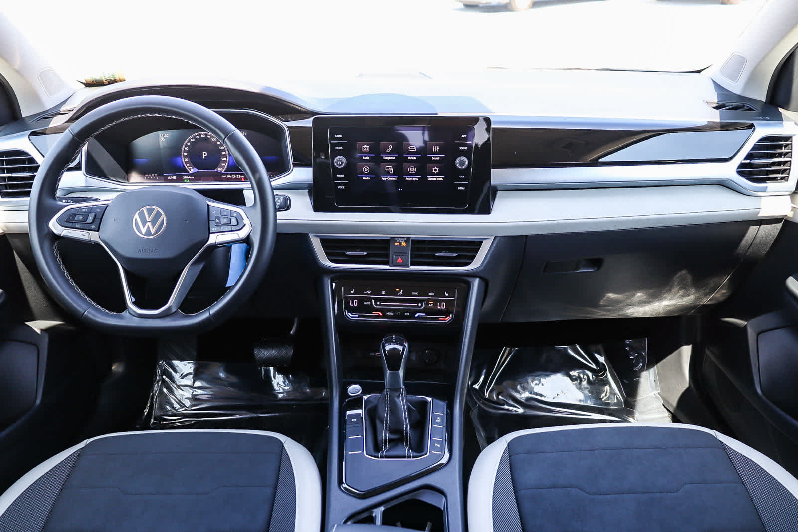New 2025 Volkswagen Taos SE FWD image 12