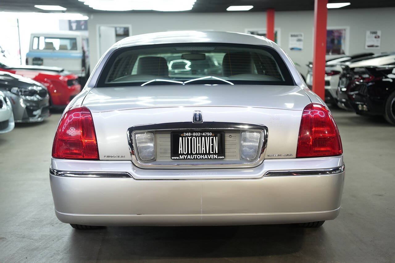 Used 2011 Lincoln Town Car Signature Limited RWD image 5