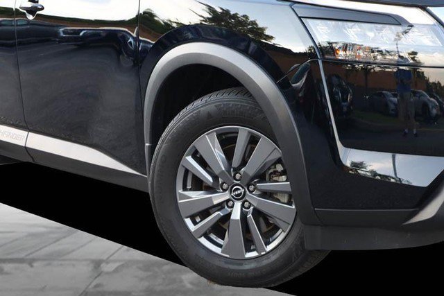 Certified 2025 Nissan Pathfinder SV w/ SV Premium Package AWD/4WD image 3