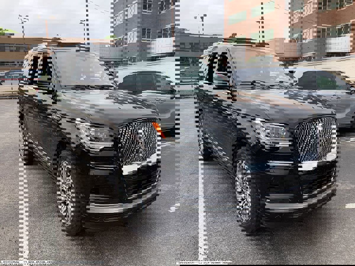 Used 2023 Lincoln Navigator Reserve image 3