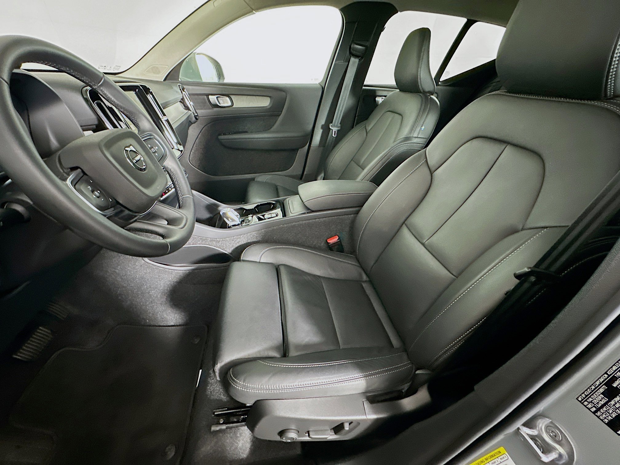 Used 2025 Volvo XC40 B5 Plus image 13