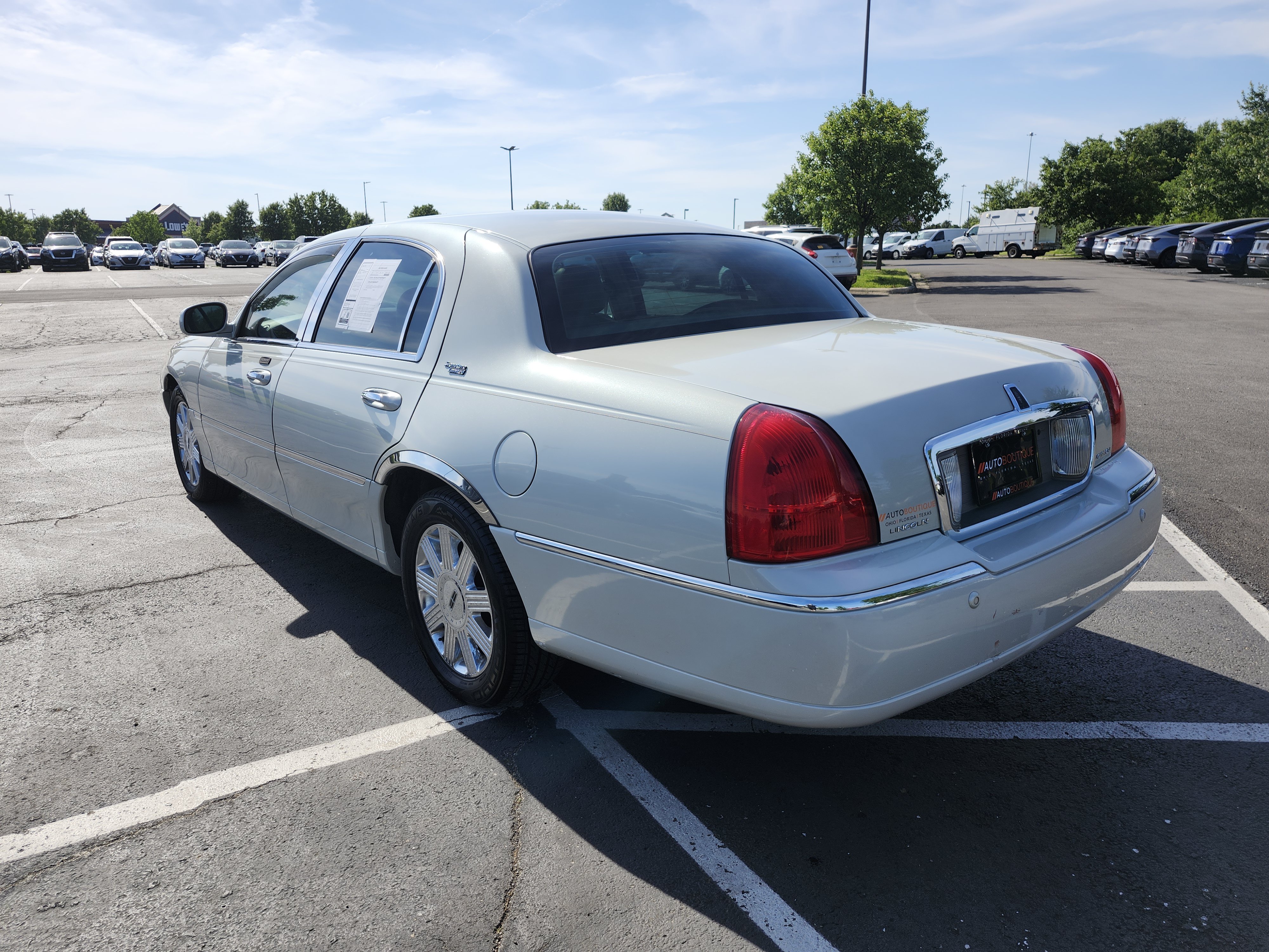 Used 2005 Lincoln Town Car Signature Limited RWD image 13