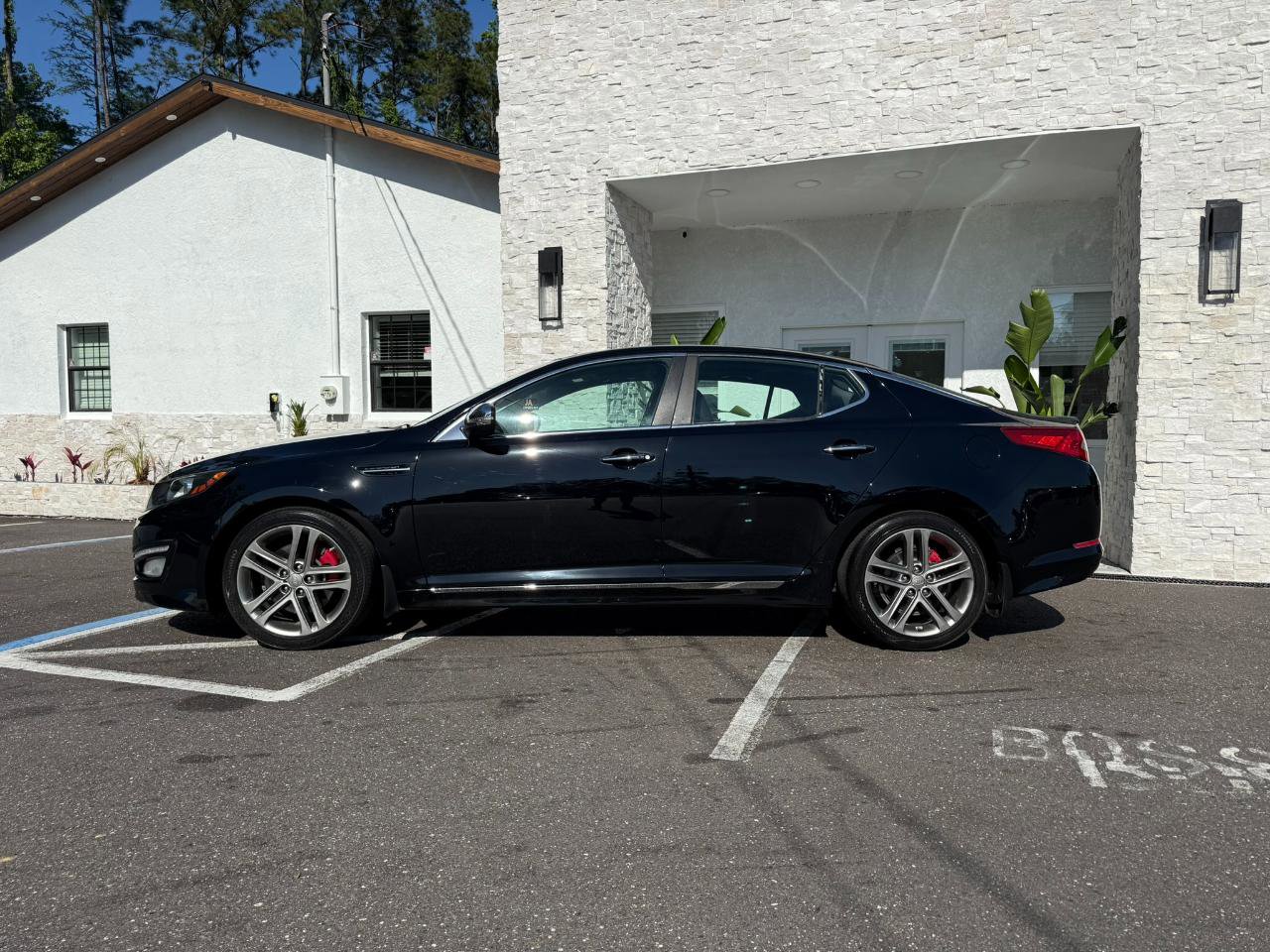 Used 2013 Kia Optima SX w/ Chrome Limited Pkg image 2