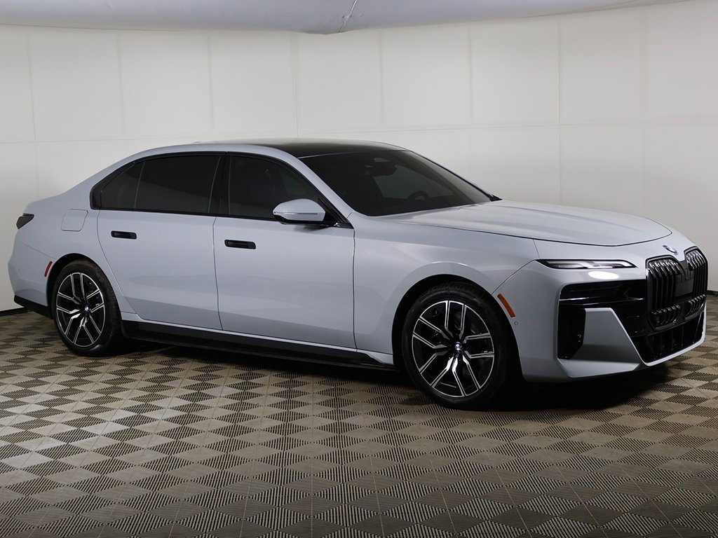 Used 2025 BMW i7 xDrive60 w/ Premium Package image 2