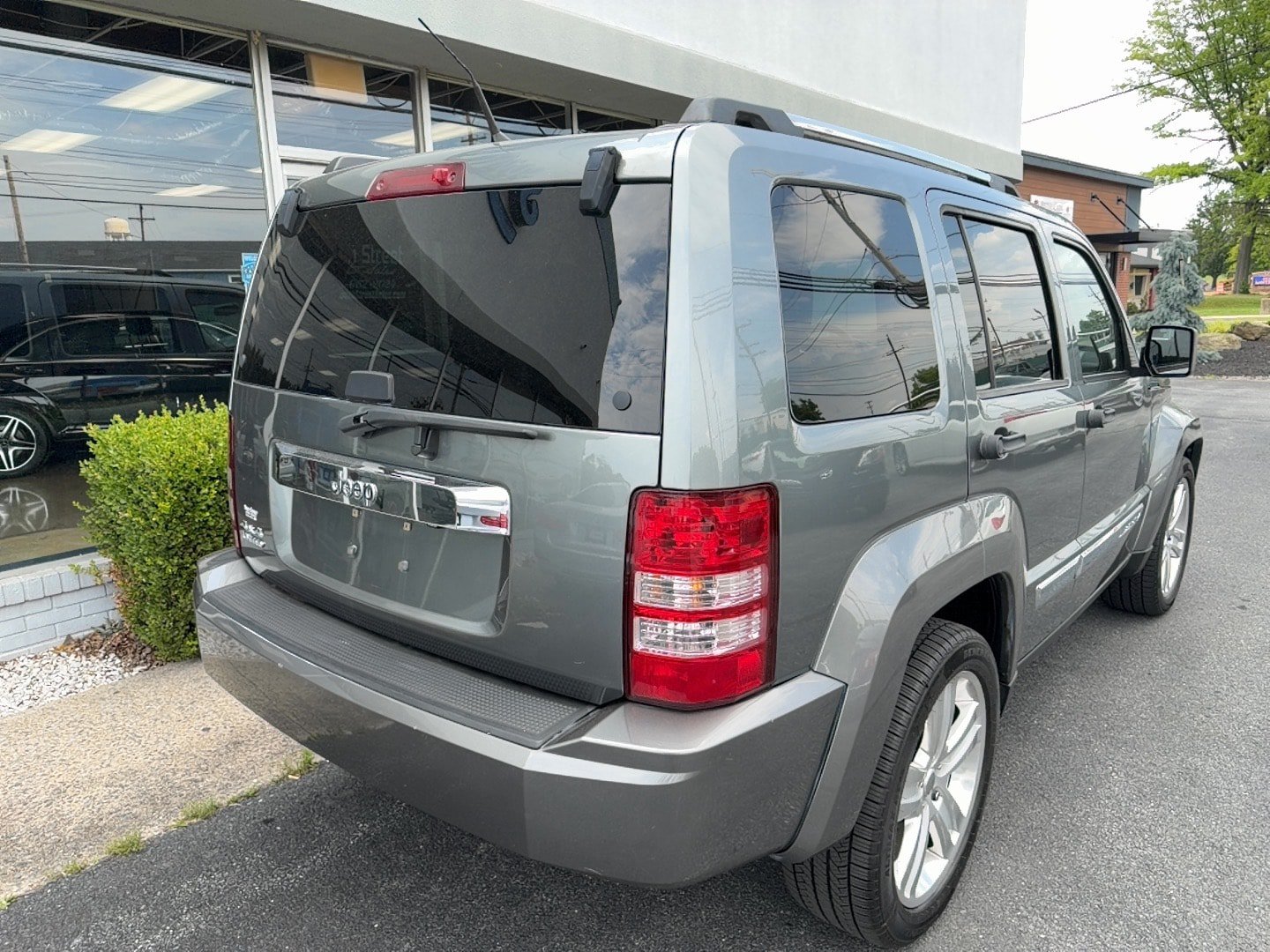 Used 2012 Jeep Liberty Limited Jet AWD/4WD image 3