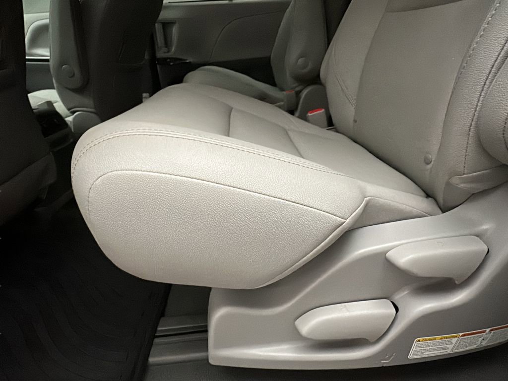 Used 2020 Toyota Sienna XLE w/ XLE Navigation Package AWD/4WD image 15