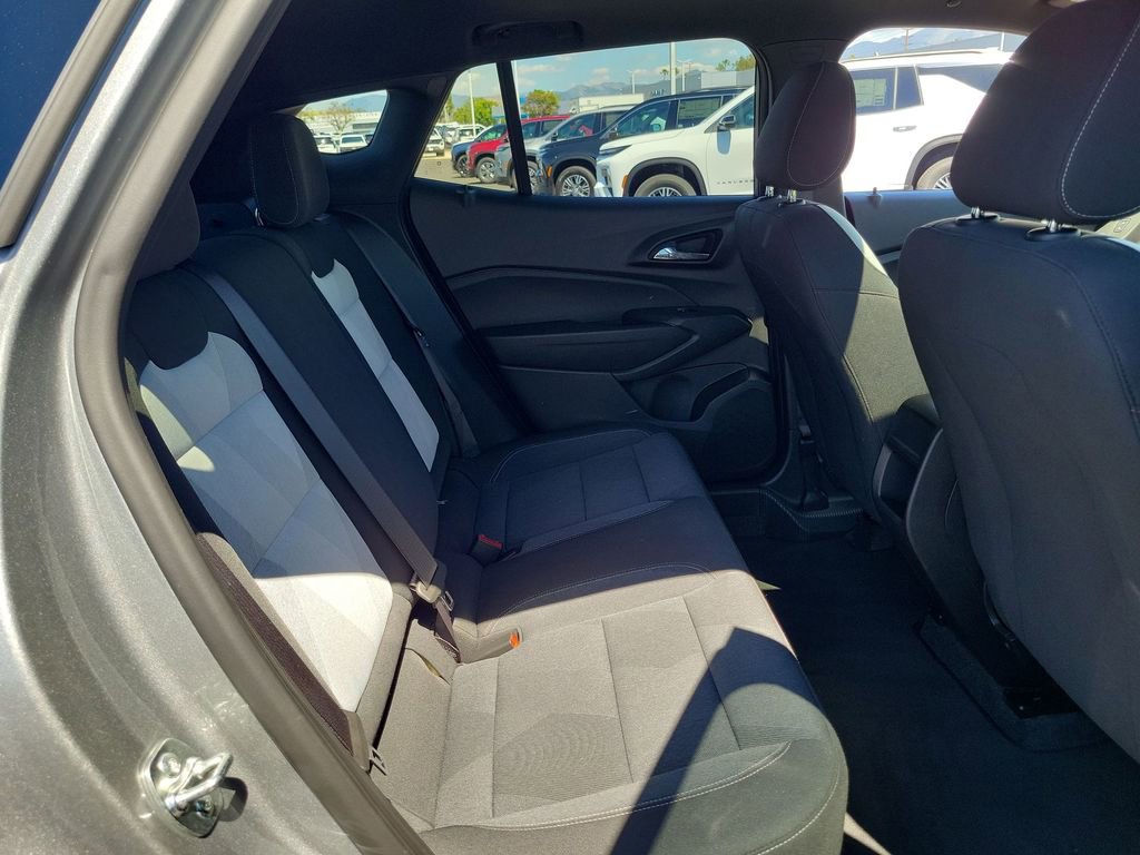 Used 2025 Chevrolet Trax RS w/ Sunroof Package FWD image 24