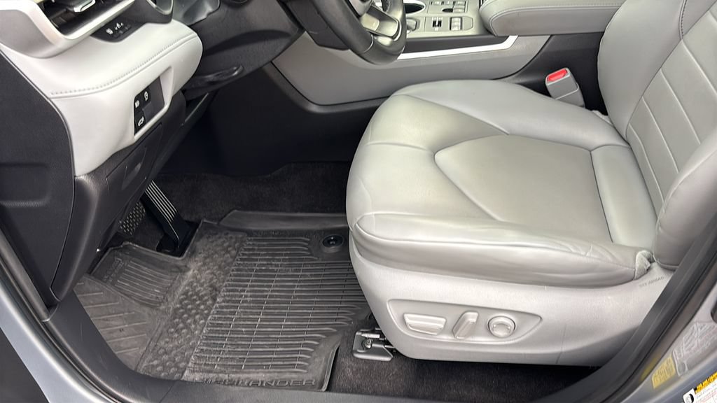 Used 2023 Toyota Highlander XLE AWD/4WD image 29