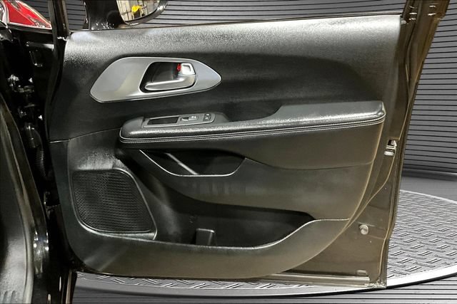 Used 2020 Chrysler Pacifica Touring-L Plus w/ S Appearance Package FWD image 25