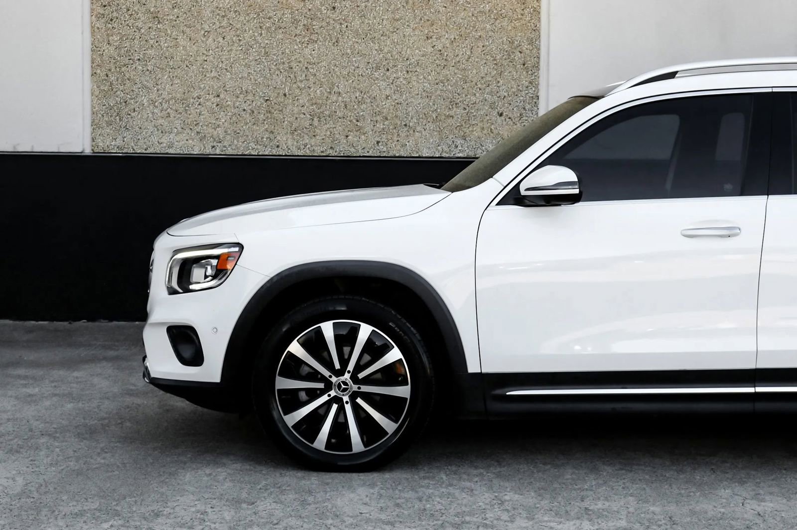 Used 2021 Mercedes-Benz GLB 250 4MATIC w/ Premium Package image 14