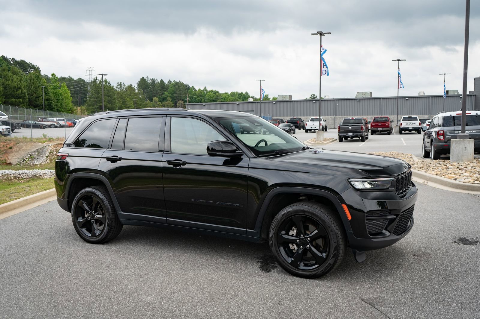 Used 2022 Jeep Grand Cherokee Altitude AWD/4WD image 12