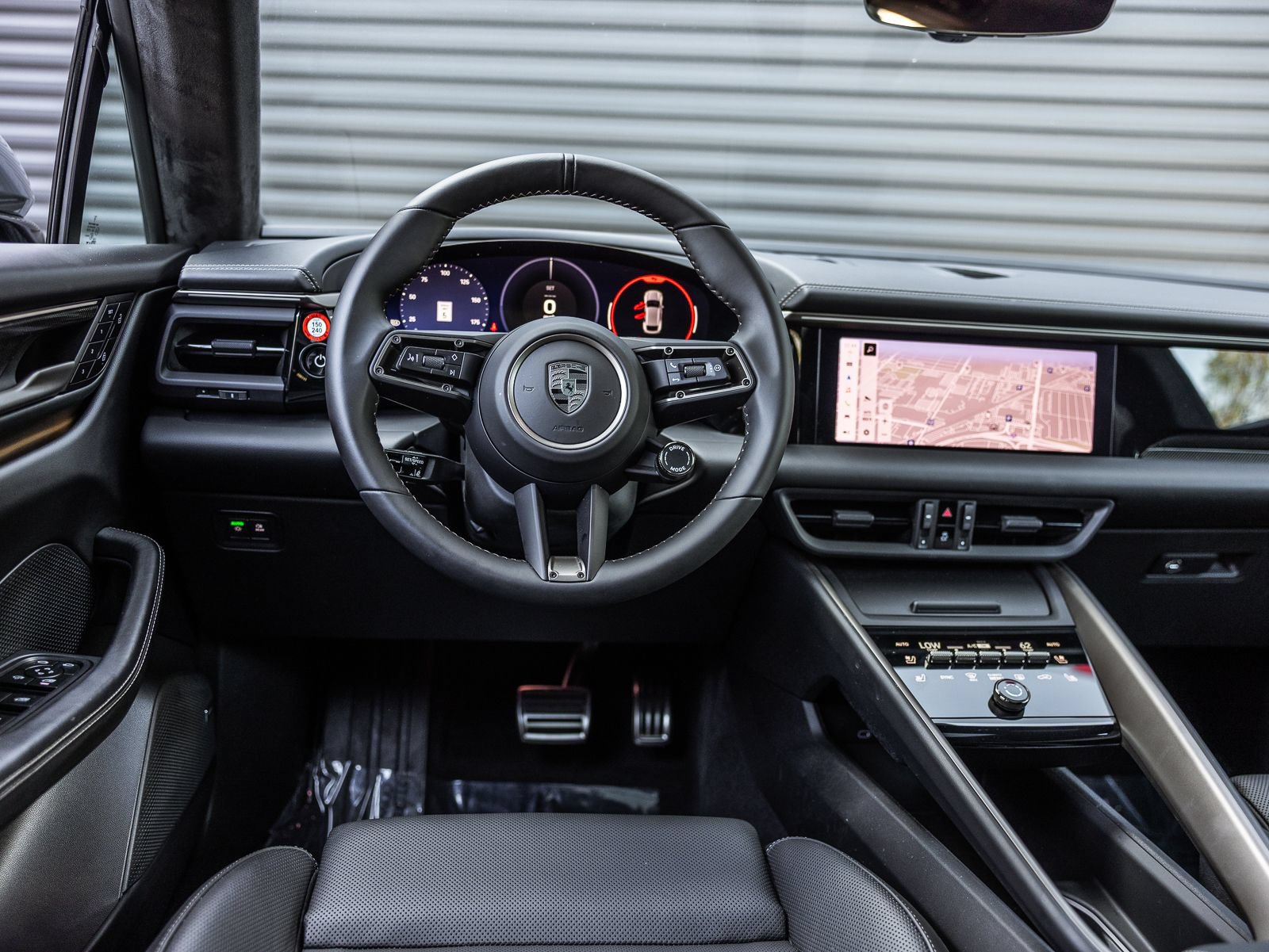 Certified 2025 Porsche Macan Turbo Electric AWD/4WD image 14