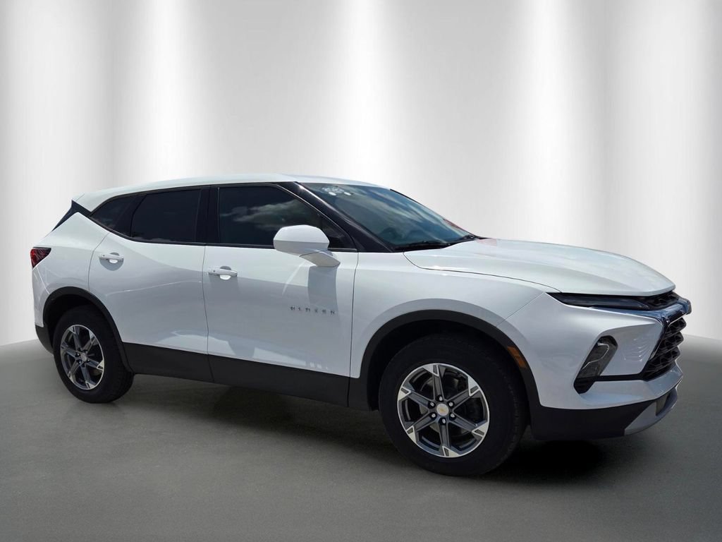 Used 2023 Chevrolet Blazer LT FWD image 2