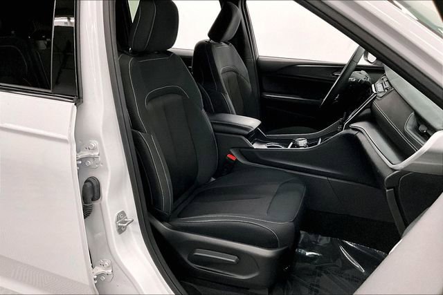 Used 2024 Jeep Grand Cherokee Laredo w/ Luxury Tech Group I image 8