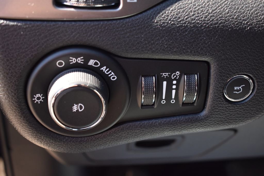 Used 2019 Jeep Cherokee Limited FWD image 24