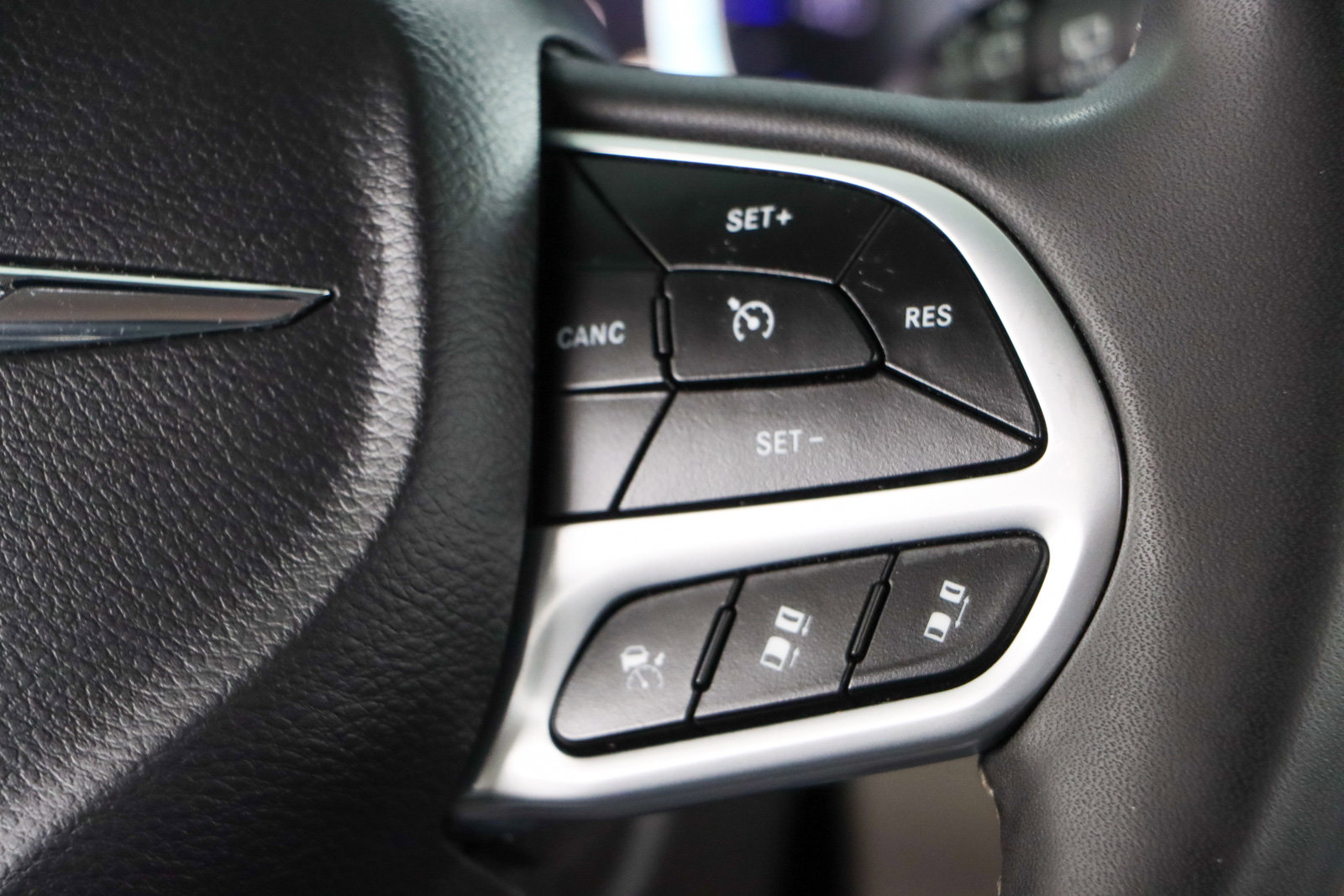 Used 2023 Chrysler Pacifica Touring-L image 14