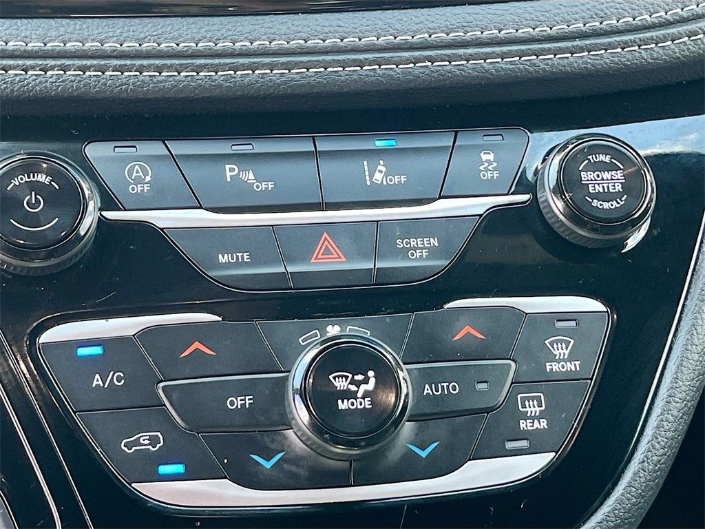 Used 2025 Chrysler Pacifica Limited image 16