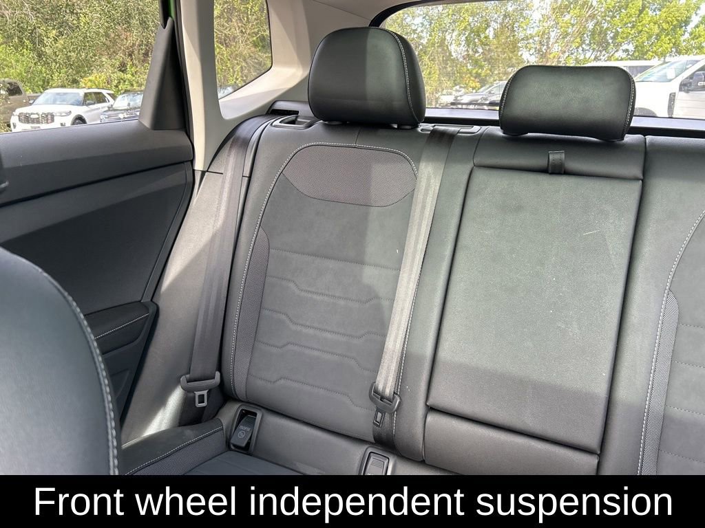 Certified 2025 Volkswagen Taos SE image 12