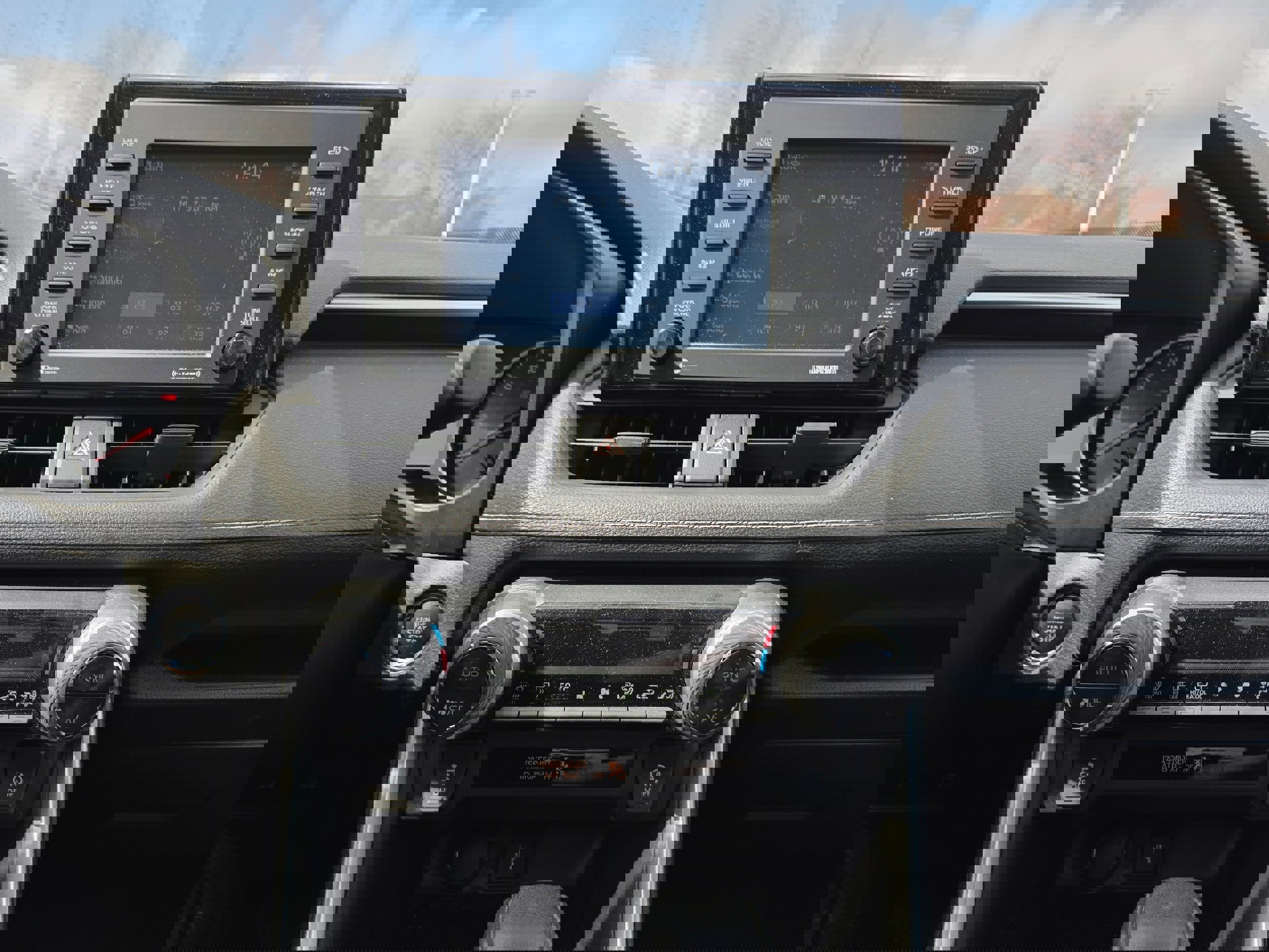 Used 2020 Toyota RAV4 XLE w/ Convenience Package image 10